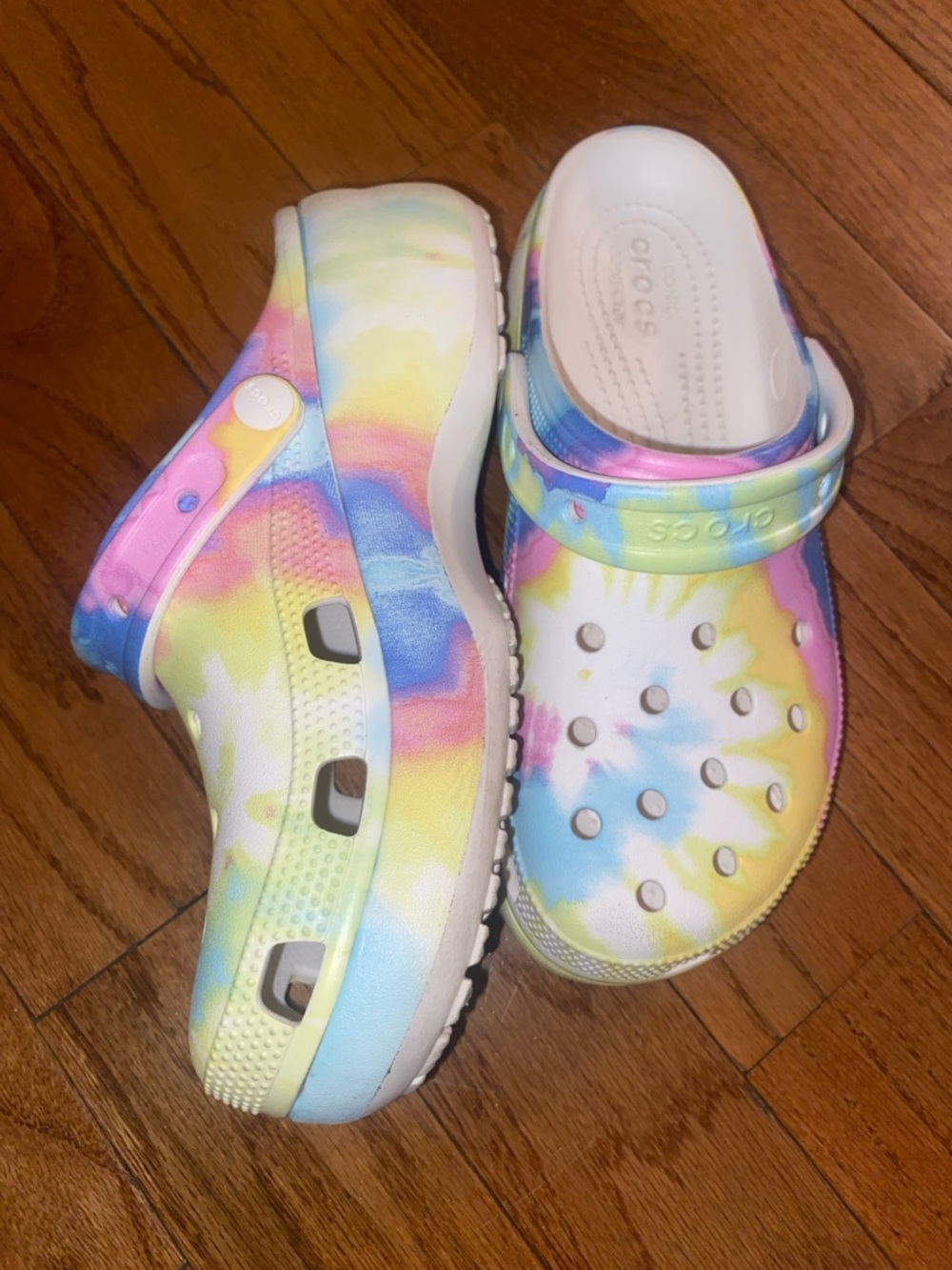 CROCS woman’s Tie-Dye Clog in Yellow Blue Pink platform